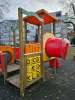 Park za djecu s ljuljačkama i toboganima kojem trebaju poboljšanja