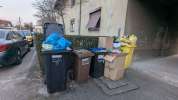Gomilanje smeća iz susjednih zgrada - onemogućeno kretanje invalidnoj osobi