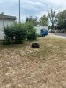 Na zelenoj povrsini netko je odbacio staru automobilsku gumu.